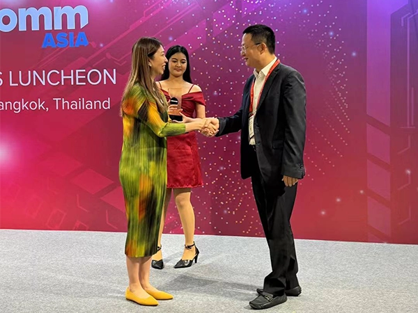 คุณโทนี่ หยาง รับโล่เกียรติคุณจากงาน InfoComm Asia 2024