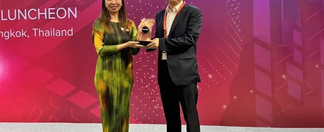 คุณโทนี่ หยาง รับโล่เกียรติคุณจากงาน InfoComm Asia 2024