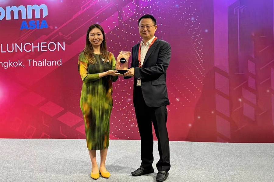 คุณโทนี่ หยาง รับโล่เกียรติคุณจากงาน InfoComm Asia 2024